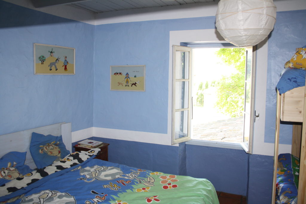 Chambre enfants lavande avec lits superposés