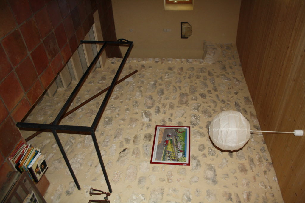 Escalier intérieur avec mur en pierre