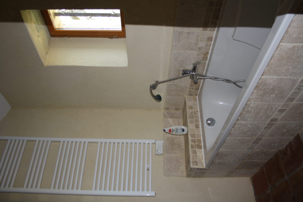 Salle de bain avec baignoire en pierre