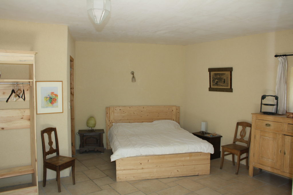 Chambre double avec mobilier en bois clair