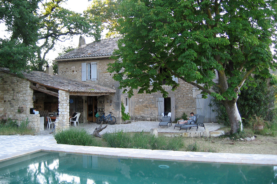 Maison et jardin en grand angle