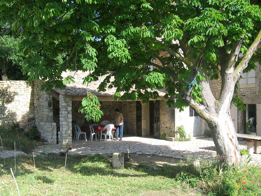 Terrasse couverte en pierre